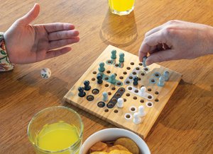 XD Collection P940.27 - Claire hölzernes Ludo-Spiel